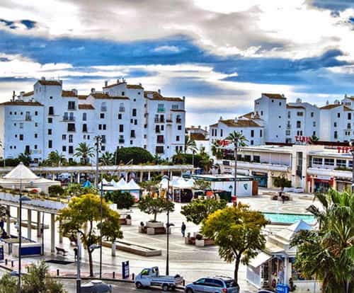 Foto aérea con dron de la Plaza Antonio Banderas entre el puerto y El Corte Inglés en Marbella