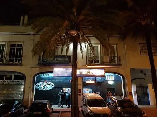 Louie Louie Live Estepona es una sala de música en directo con conciertos y tributos a la historia del rock.