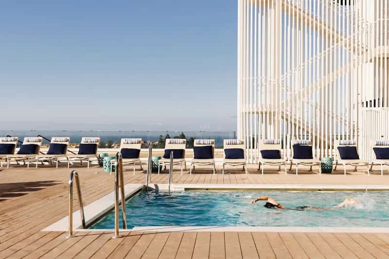 Vista panorámica de Club Med Magna Marbella, un magnífico resort ubicado dentro de 12 hectáreas de exuberantes jardines con el área de la piscina visible, cerca de la ciudad de Marbella.