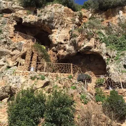 Interior de la Cueva de las Columnas con formaciones rocosas naturales y estructura de piedra.