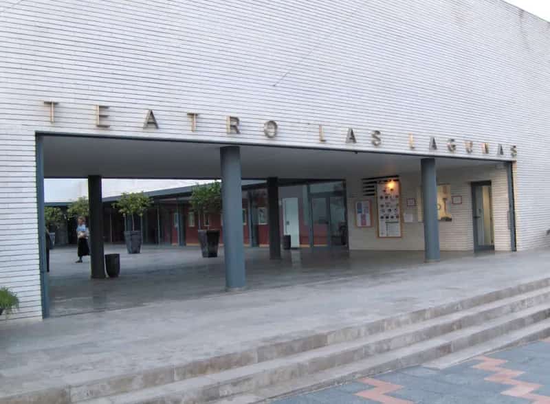 Vista exterior del Teatro Manuel España en Mijas Costa.