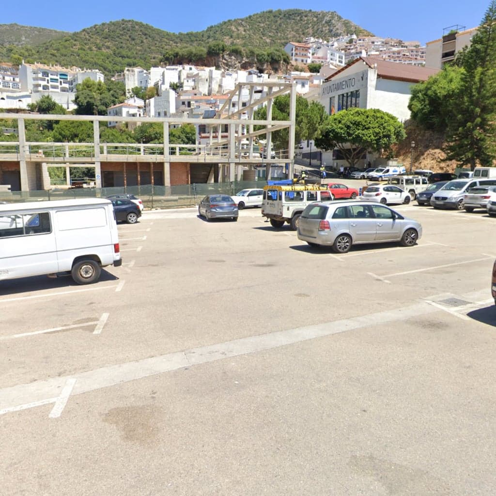 Parking del ayuntamiento en Ojén con coches
