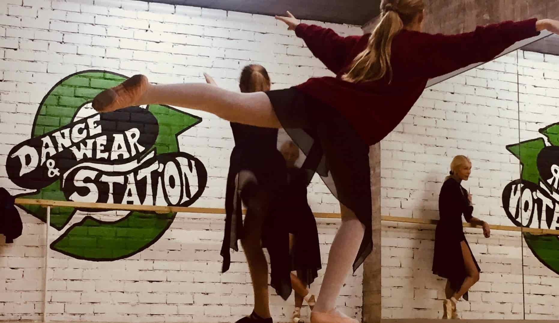 Dance & Wear Station Imagen de Portada