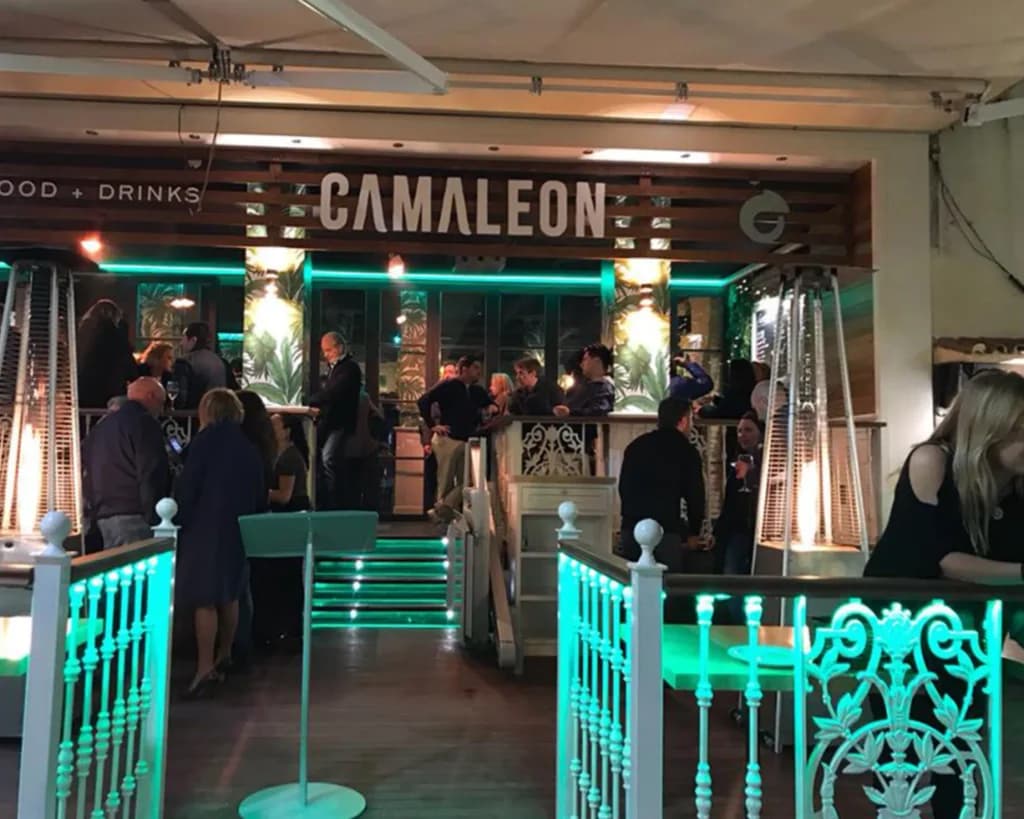 Fachada y terraza de Camaleón Marbella en Av. Miguel Cano 13, mesas exteriores en el centro de Marbella.