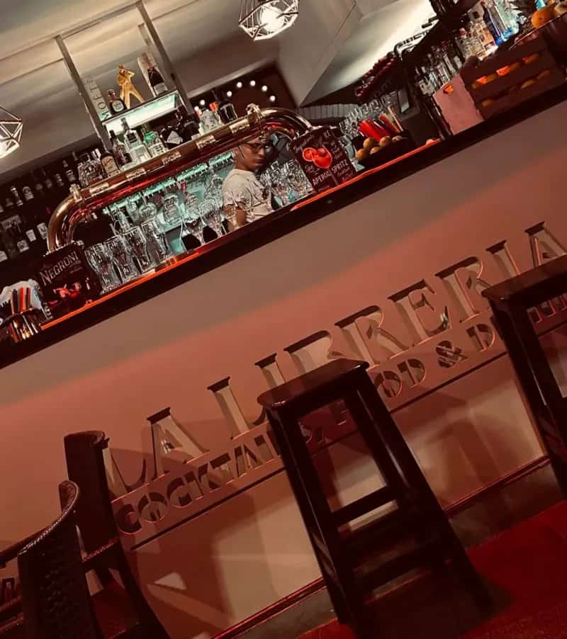 Interior del bar de copas y caf茅 La Librer铆a en Marbella