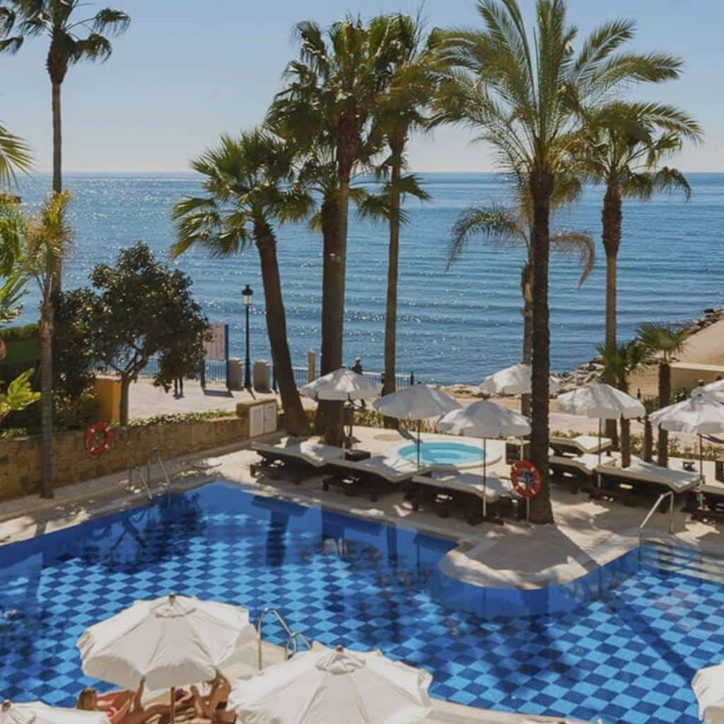 AmĂ re Beach Hotel Logo